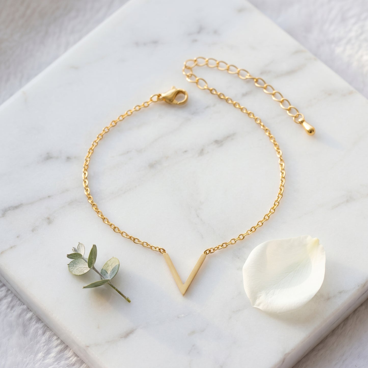 Bracelet V Minimaliste — Chaîne Acier Doré