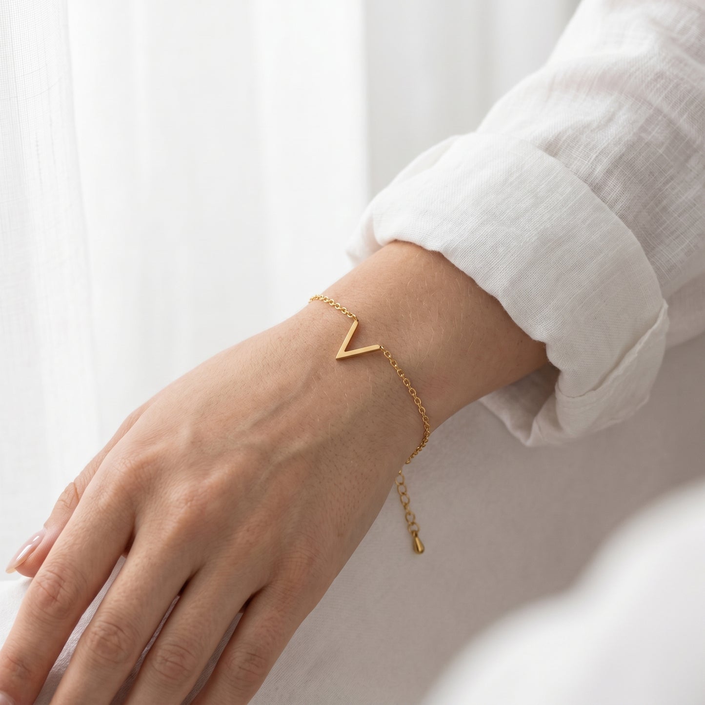 Bracelet V Minimaliste — Chaîne Acier Doré