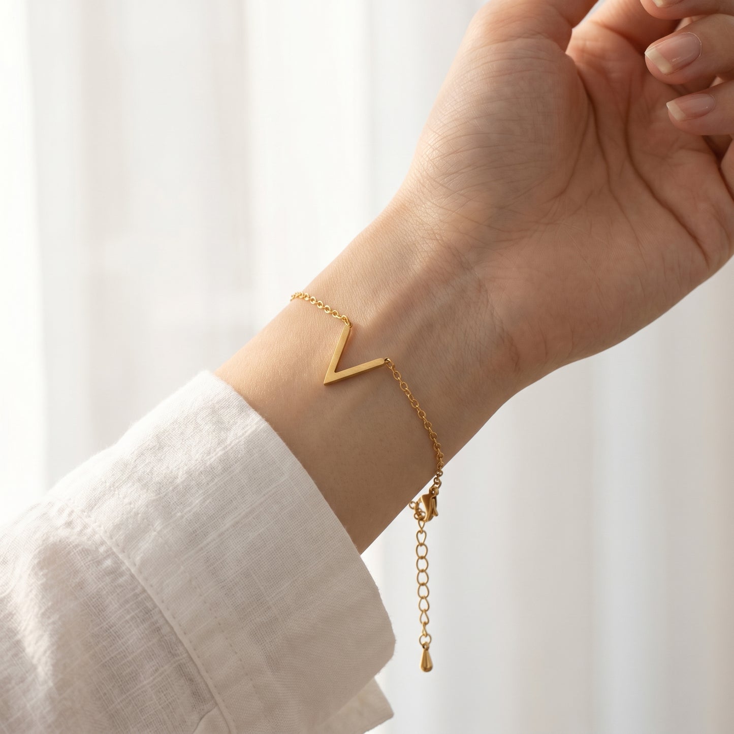 Bracelet V Minimaliste — Chaîne Acier Doré